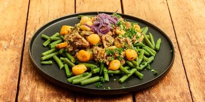 Stoverij van kip met verse sperziebonen en krieltjes