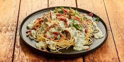 Spaghetti carbonara met kip, spek en groenten