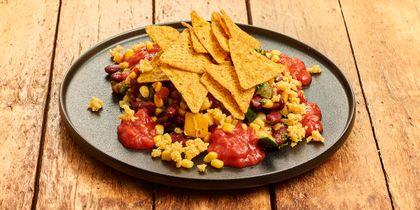 Mexicaanse schotel met bonen, tortillachips en kaas