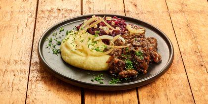 Rodekool met appeltjes, stoofvlees en puree