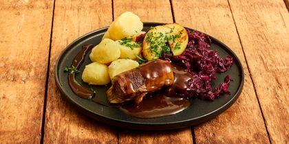 Slavink met aardappelen, rodekool en appeltjes