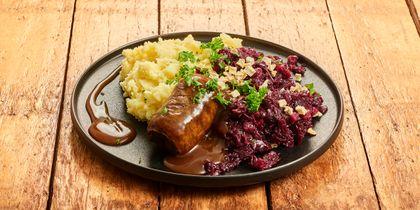 Rundervink met rodekool, appeltjes en puree