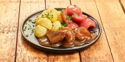 Runderlapjes met aardappelen en stoofpeertjes
