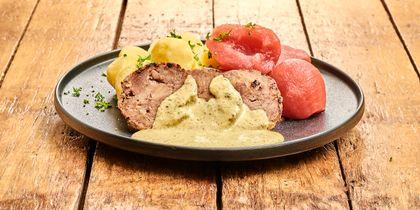 Rollade in mosterdsaus met aardappelen en stoofpeertjes
