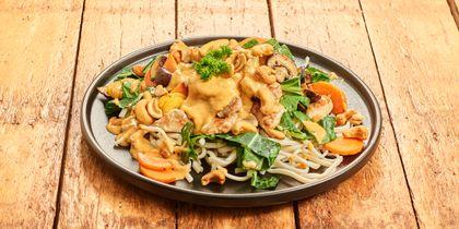 Thaise kip curry met groenten en noedels