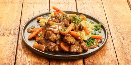 Runderstoofpotje met wortel, ui en aardappelpuree