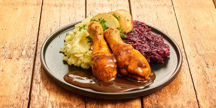 Drumsticks met aardappelpuree en rodekool