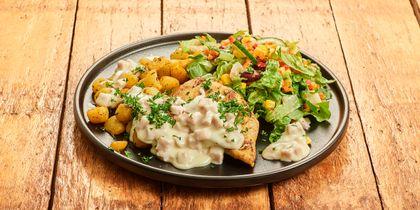 Kipfilet ham en kaassaus, slamix en aardappeltjes