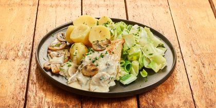 Kipfilet in champignonsaus met aardappelen en prei