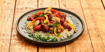 Hongaarse goulash met groenten en rijst