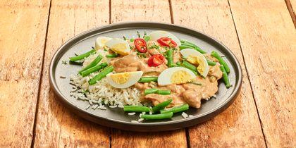 Indonesische goreng telor met bonen en rijst