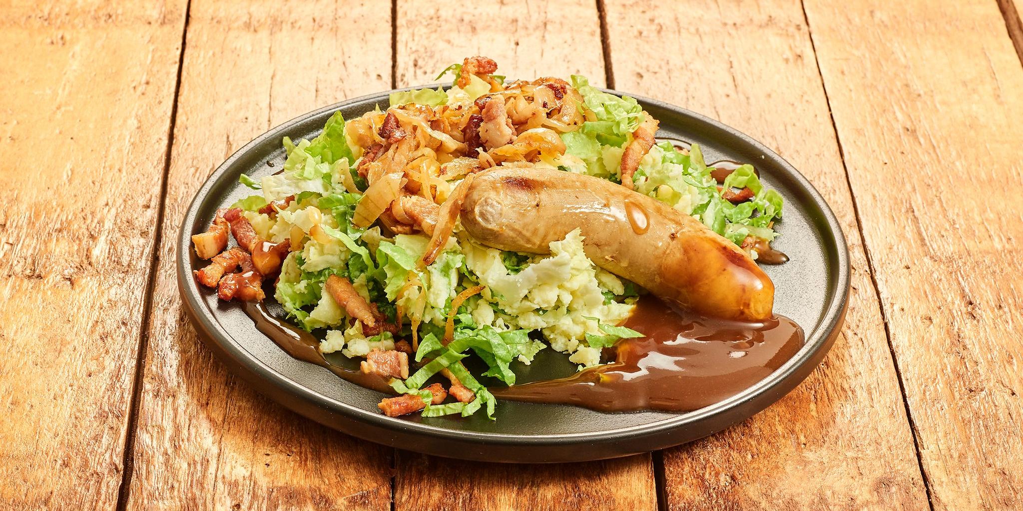 Stamppot andijvie spek en ui met gebraden saucijs | Uitgekookt