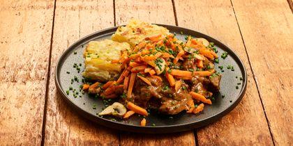 Stoofpot van wild met aardappelgratin en wortel