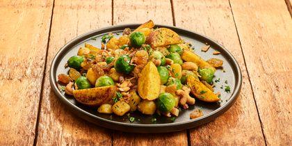 Spruitjesroerbak met appel, spek en ui