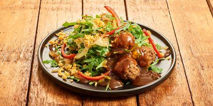 Stamppot rucola met een gehaktbal