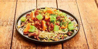 Zomerse spaghetti bolognese met spek en kaas