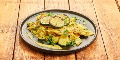 Kip kerrie lasagne met champignons en courgette