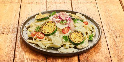 Tagliatelle in roomsaus met courgette en kaas