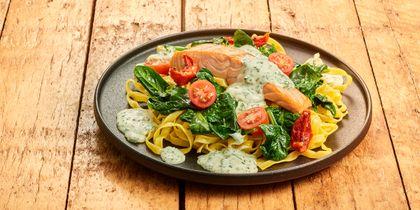 Tagliatelle met zalm en spinazie in roomsaus