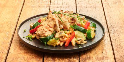 Pasta met kip en groenten in paprikasaus