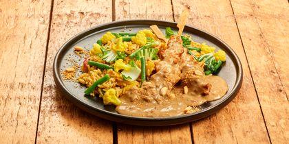 Nasi met groenten en kipsaté in satésaus