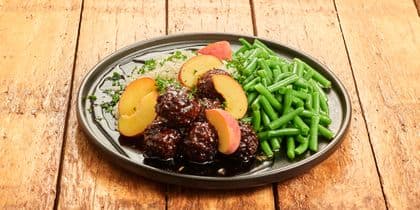 Ketjapballetjes met sperziebonen, perzik en rijst