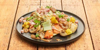 Bami met ham, satésaus en roerei