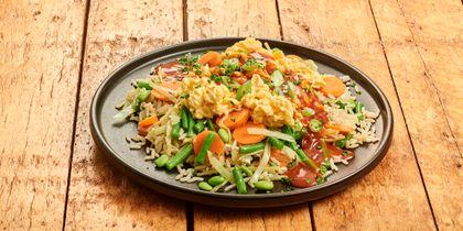 Nasi goreng met roerei en zoete saus