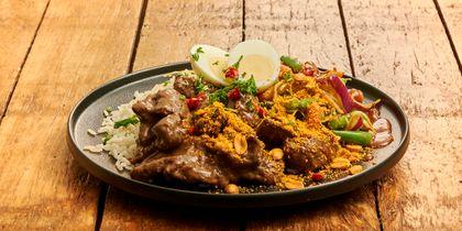 Indonesische rendang met gado gado en rijst