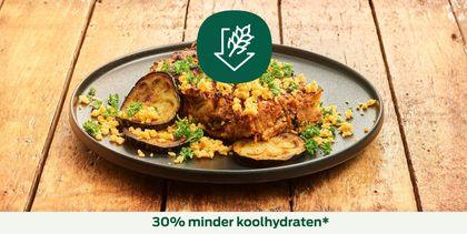 Griekse moussaka met aubergine en olijven