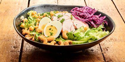 Maaltijdsalade gerookte kip en cashewnoten