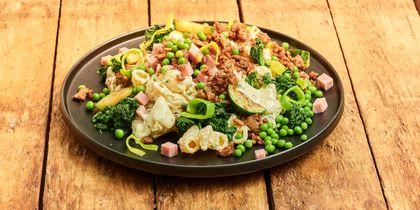 Mac 'n cheese met gehakt, ham en groenten