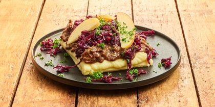 Rodekoolschotel met puree en draadjesvlees