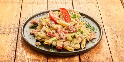 Macaroni met tonijn, courgette en kaassaus