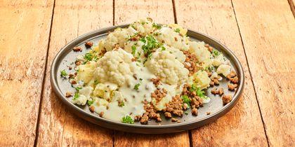 Bloemkoolschotel met hollandaisesaus en vegetarisch gehakt