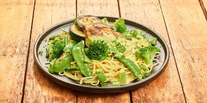 Spaghetti met kip en groenten in kerrie