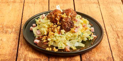 Stamppot witlof met ham, kaas en een gehaktbal