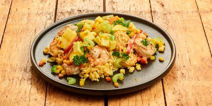 Rijstschotel met gamba's en mango