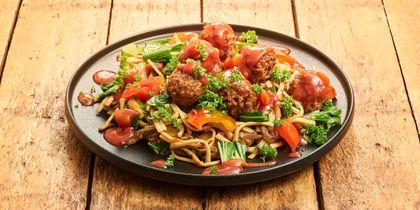 Bami met pittige gehaktballetjes in Chinese saus