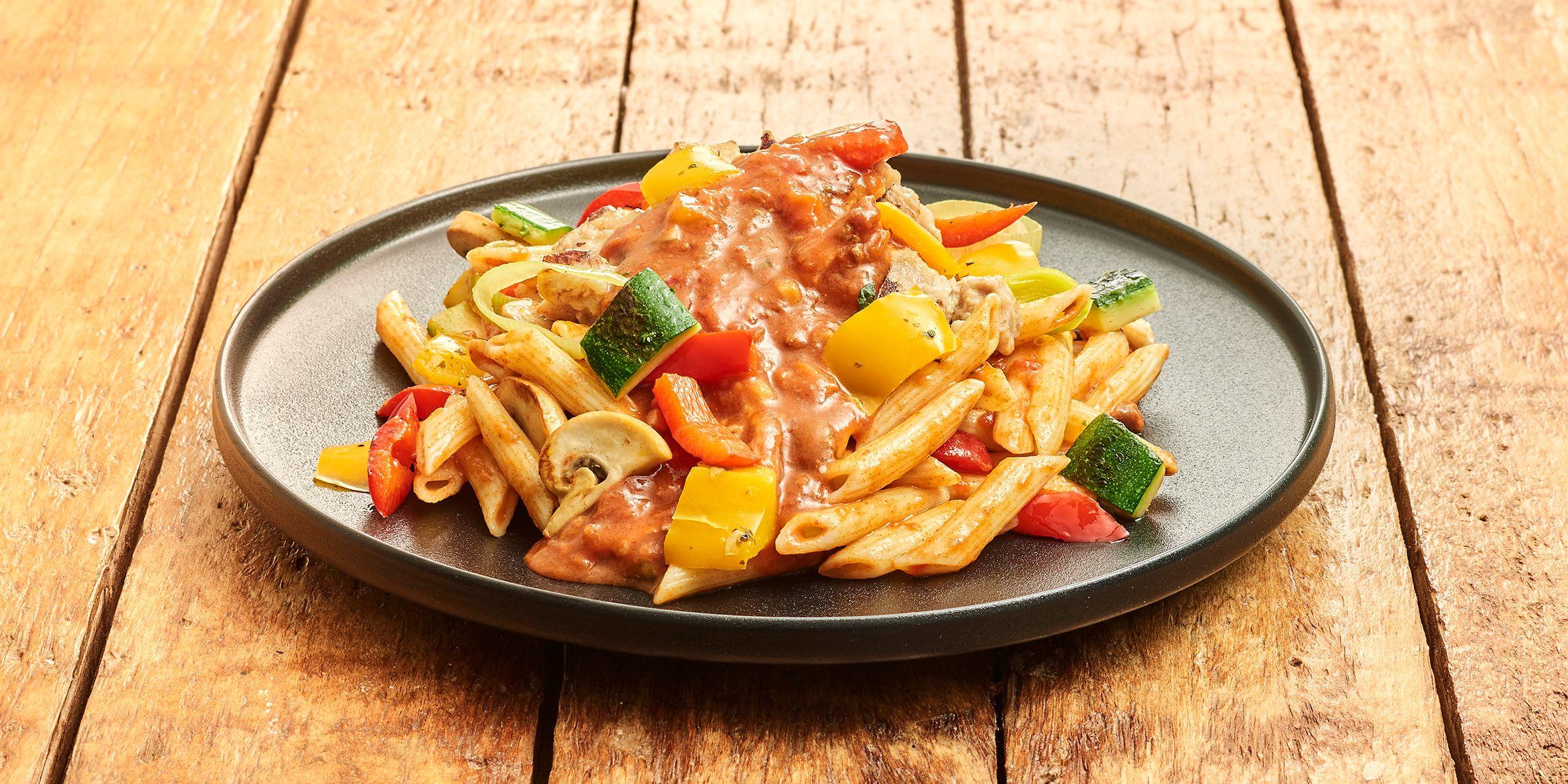 Vegan pasta met kip en groenten in stroganoffsaus