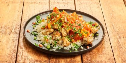 Vegetarische kip pilav met perzik, paprika en rijst