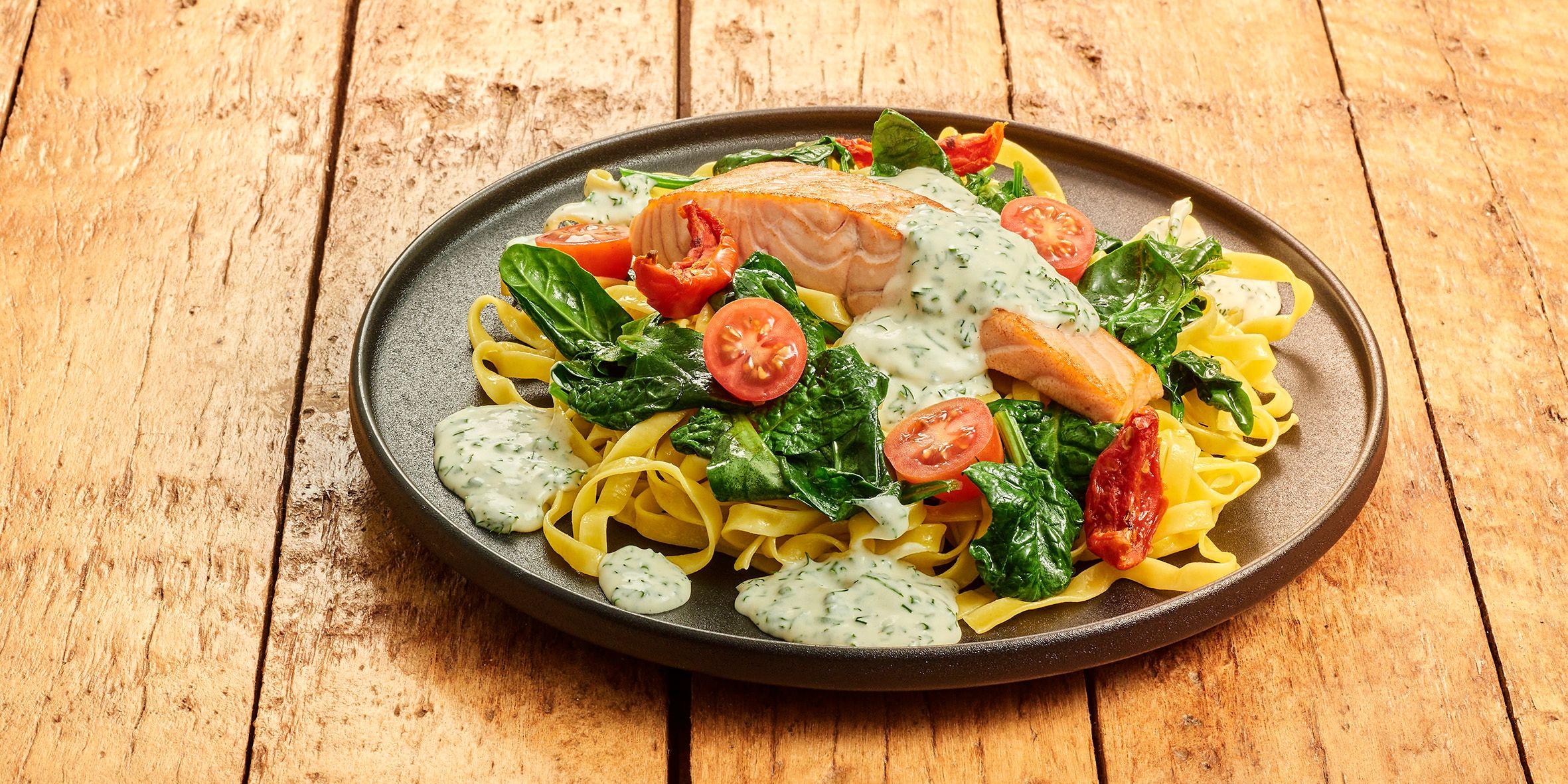 Tagliatelle met zalm en spinazie in roomsaus met pesto