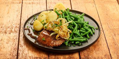 Vega hamburger met uitjes, aardappelen en boontjes