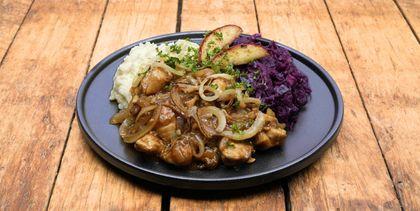 Kip hachee met rodekool en aardappelpuree