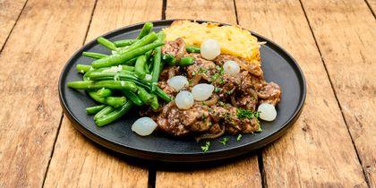 Kip bourguignon met bonen en gratin