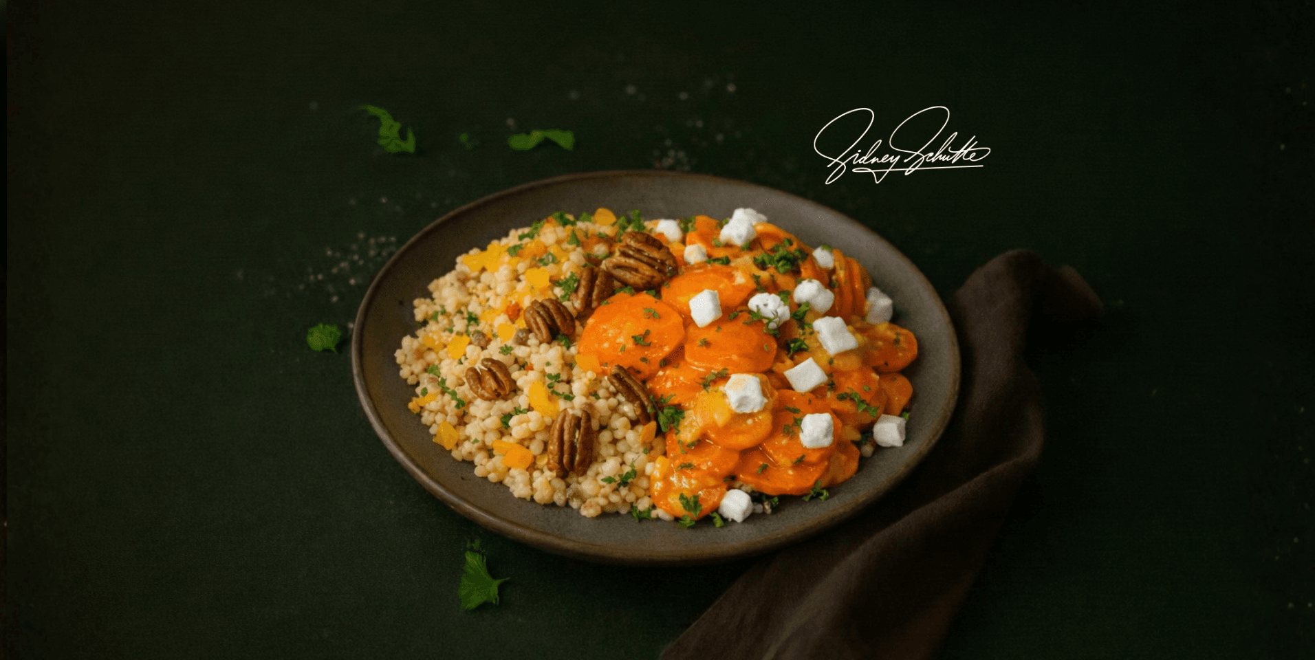 Fregola pasta met sinaasappelworteltjes, geitenkaas en pecannoten