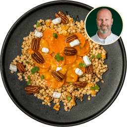 Fregola pasta met sinaasappelworteltjes, geitenkaas en pecannoten