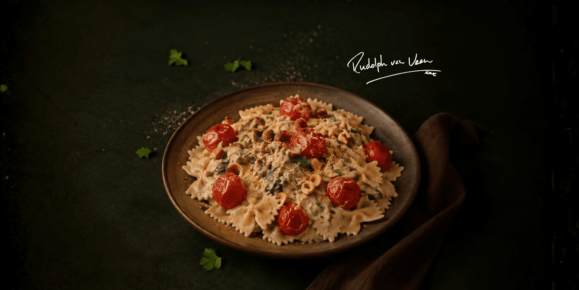Farfalle pasta met romige truffelsaus, cherrytomaat en hazelnoten