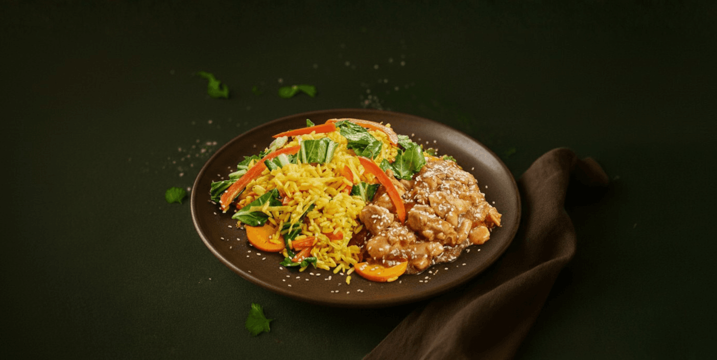 Nasi met kip in sesamsaus en groenten