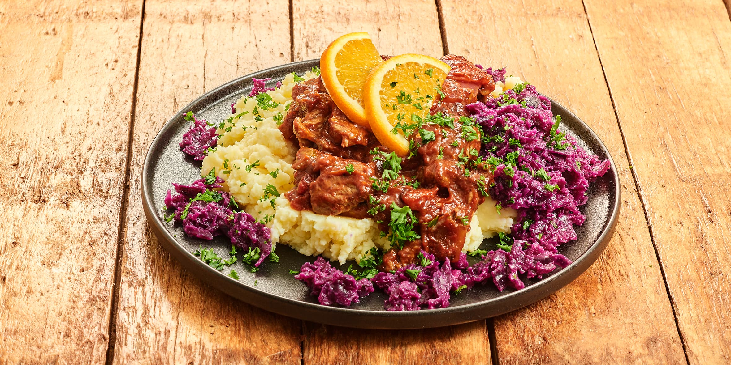 Wildgoulash met aardappelpuree en rodekool